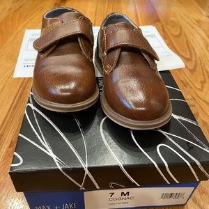 Brown toddler dress shoes. Size 7M.